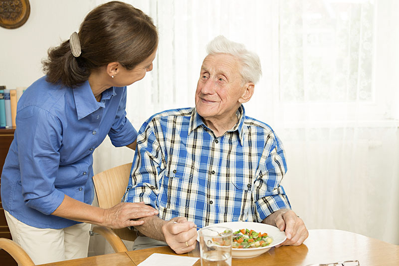 idosos com perda de apetite correm o risco de desnutrição e consequentemente o aparecimento de doenças.