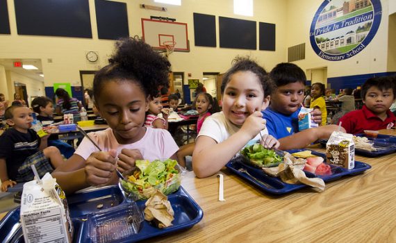 Contra a obesidade infantil, alimentação e esporte nas escolas