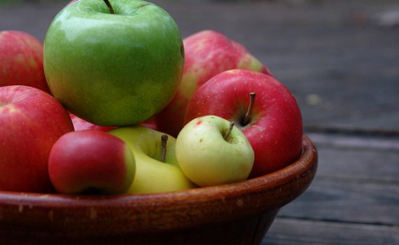 Comer uma maçã por dia previne ataques cardíacos e AVC em pessoas acima de 50 anos