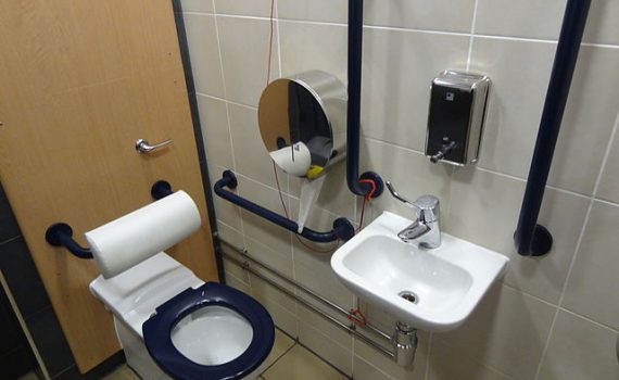 Adaptar o banheiro para evitar acidentes