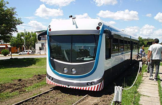 Fábrica argentina cria trem que aproveita vias abandonadas do país