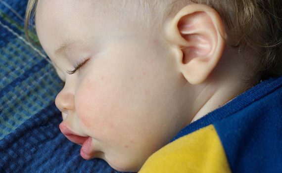 Crianças pequenas que dormem menos apresentam maior risco de padecer de obesidade