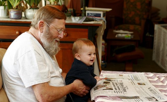 Avós que cuidam dos netos podem apresentar dificuldades financeiras