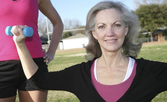 Estudo aponta benefícios do treino de força em mulheres idosas