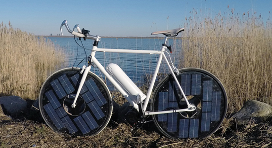 Bicicleta elétrica alimentada com energia solar