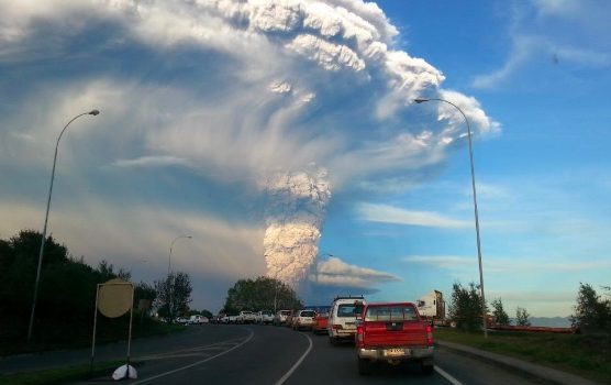 Erupção surpresa do vulcão Calbuco provoca evacuação em massa no Chile