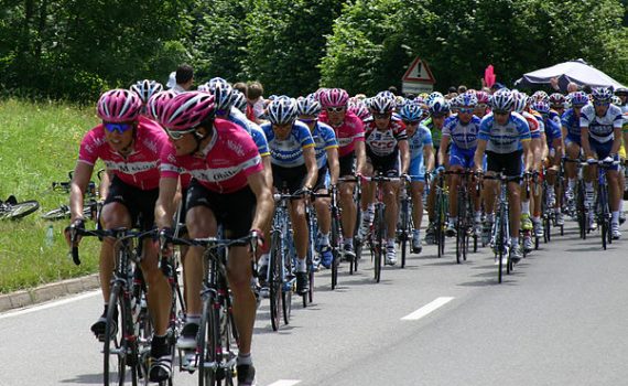 O treino de força melhora o rendimento, aponta estudo com ciclistas