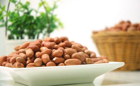Expor bebês a alimentos que contenham amendoim poderia reduzir o risco de alergias