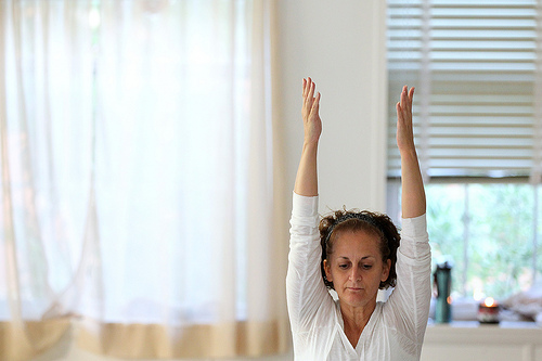 Yoga beneficia a saúde de pessoas da terceira idade