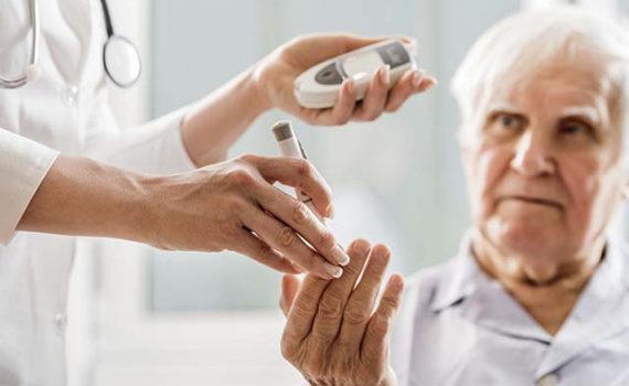 Campanha para detectar risco de desnutrição em idosos com diabetes