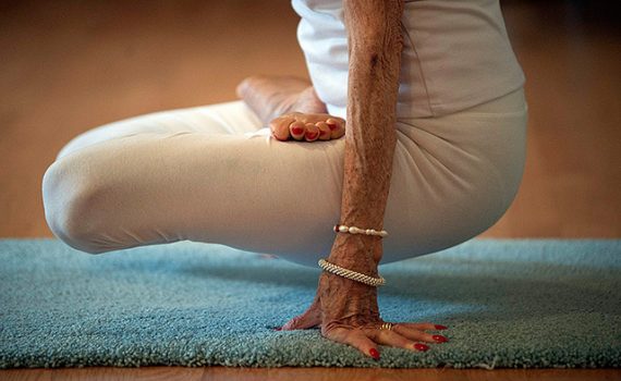 Estrela do yoga aos 98 anos