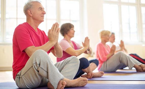 Praticar yoga pode prevenir hipertensão