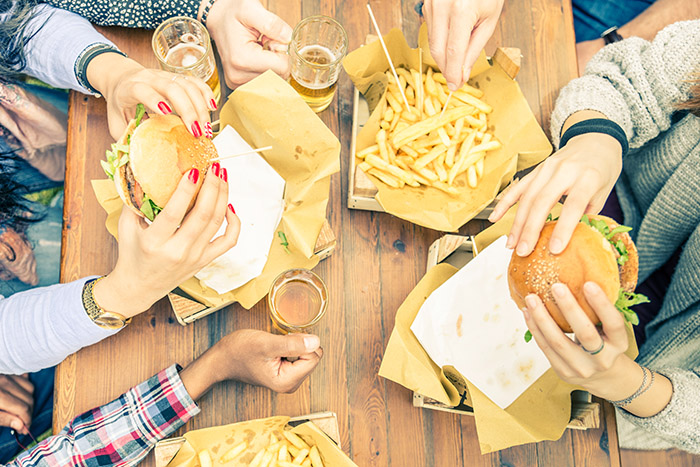 Papel de embrulho de comida rápida pode conter substâncias nocivas