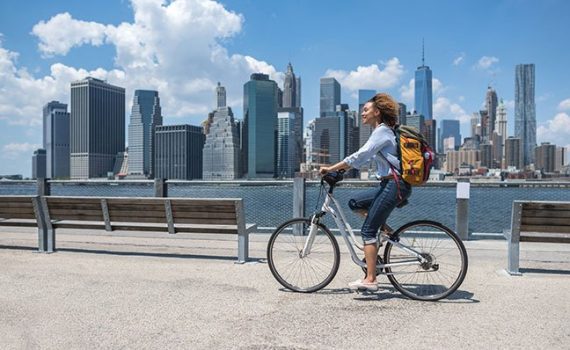 Rua de Nova Iorque melhora a circulação de pedestres e ciclistas com projeto de redistribuição viária