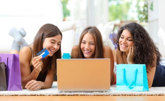 Comentários online influenciam as compras de 93% de consumidores