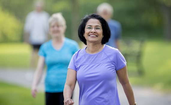 Com 10 minutos de caminhada por dia, mulheres idosas podem combater sedentarismo