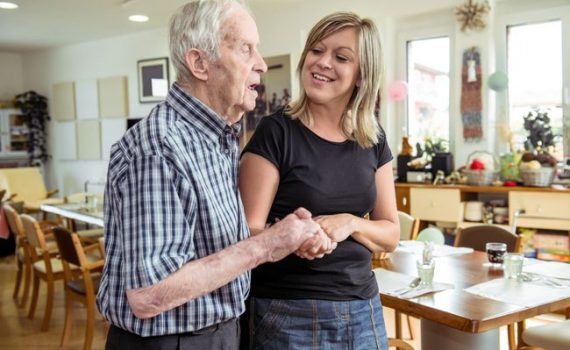 Esposas e filhas têm a carga mais pesada no cuidado de pacientes com Alzheimer