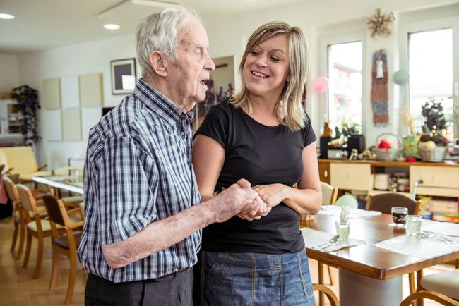 Esposas e filhas têm a carga mais pesada no cuidado de pacientes com Alzheimer