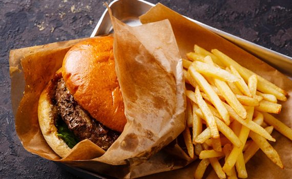Alimentos tipo “junk food” aumentariam nossa distração, indica estudo