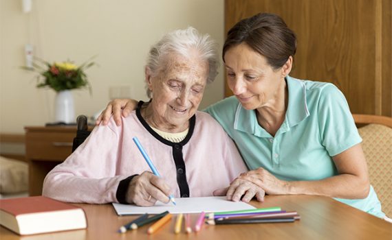 Maior parte dos pacientes com Alzheimer recebe assistência em suas casas