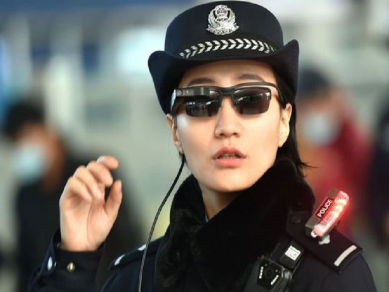 Óculos de reconhecimento facial implementados pelo Governo chinês