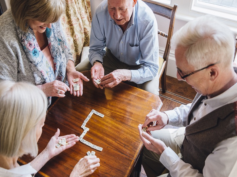 Relacionamento social influencia no bem-estar durante a velhice