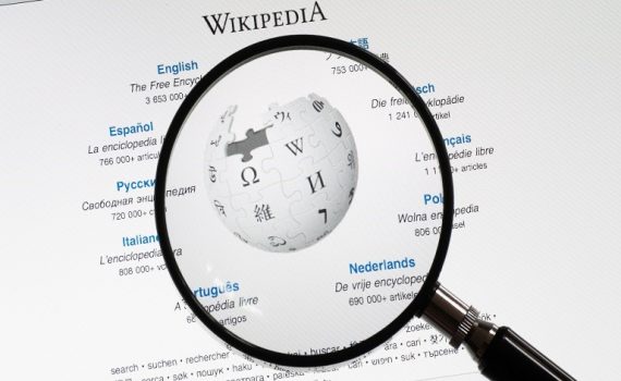 Quem controla a Wikipédia?