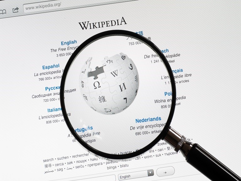 Quem controla a Wikipédia?
