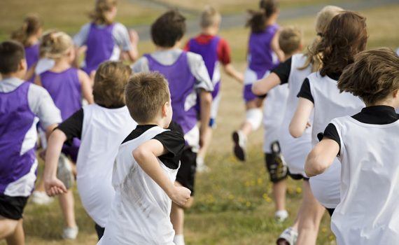 Esporte na infância e na adolescência pode trazer benefícios para os ossos
