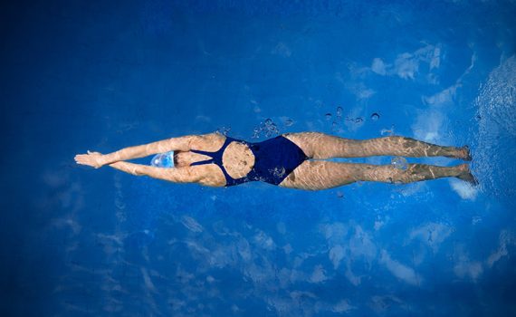 Estudo indica que nadar pode melhorar a saúde mental