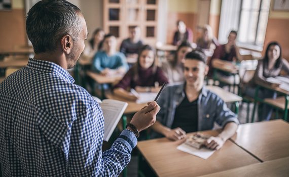 Pesquisa em 35 países mostra ranking de valorização do professor