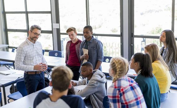 Oficinas e materiais para combater as Fake News na escola