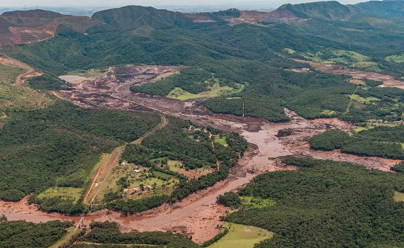 Lama de rejeitos percorre rio no Brasil, após tragédia de mineração