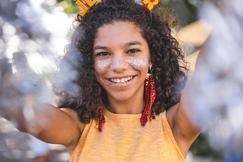 Estudantes criam glitter e confete ecológicos para o carnaval