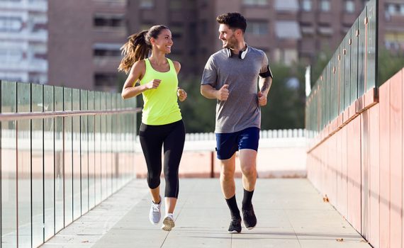 As pessoas correm. Correndo pessoa, menina rápida e menino sprint. Miúdos a  correr, homem e mulher.