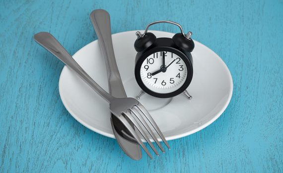 Jantar tarde pode empiorar saúde de mulheres