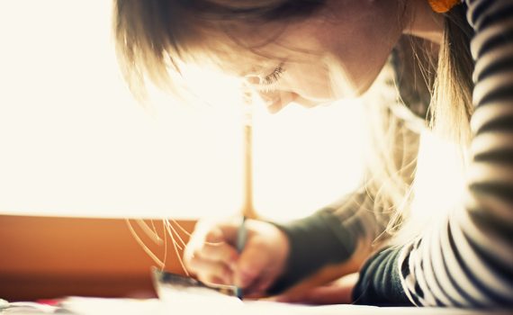 Escrever à mão promove mais atividade cerebral