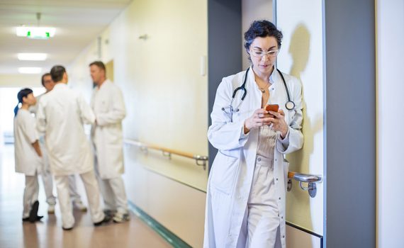 Médicos sofrem ataques nas redes sociais, mostra estudo nos EUA