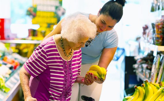 Comportamento assertivo no cuidado aos adultos idosos