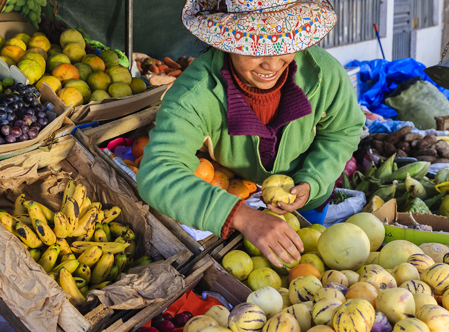 peruvian-woman-selling-fruits-chivay