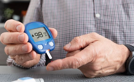 Como monitorar a diabetes em adultos idosos