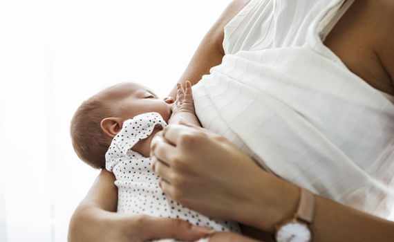 O contato pele a pele pode ajudar os recém-nascidos a permanecerem saudáveis