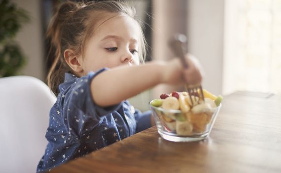 Evitar a obesidade infantil: comer devagar e alimentos saudáveis