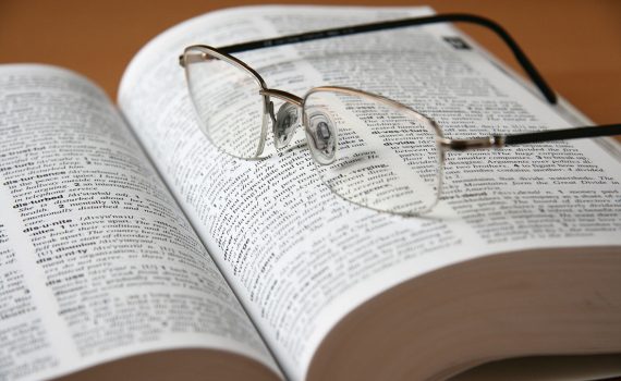 Dicionários em inglês redefinem significados para ‘mulher’ e ‘homem’