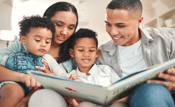 Os efeitos positivos da leitura em casa com os pais