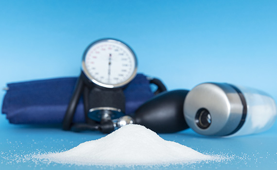 Uma dieta com baixo teor de sal tem os mesmos efeitos de um medicamento na redução da pressão arterial?