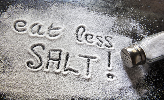 É importante adotar uma dieta pobre em sal para baixar a tensão arterial e evitar a morte prematura.