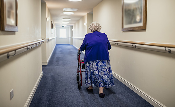 Uma mulher adulta a caminhar num corredor solitário.