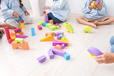 Crianças brincando com blocos coloridos. 