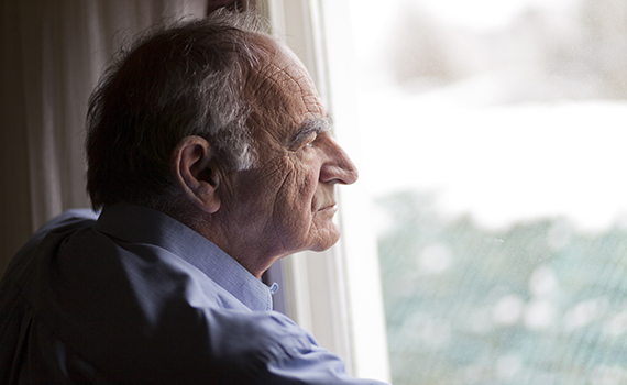 Como lidar com o isolamento social em idosos com perda auditiva